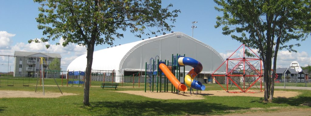 Bâtiment MegaDome comme alternative au centre communautaire/camp de jour